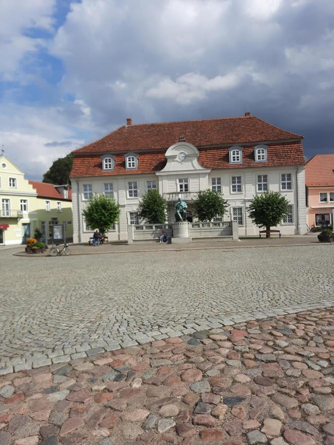 Ferienwohnung Am Schloss Reuterstadt Stavenhagen Extérieur photo