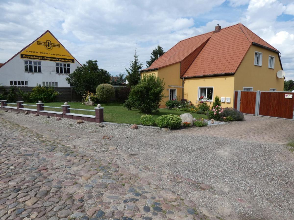 Ferienwohnung Am Schloss Reuterstadt Stavenhagen Extérieur photo